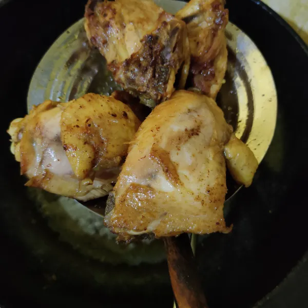 Goreng ayam dalam minyak panas hingga matang.