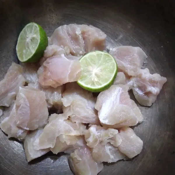 Ikan tuna cuci bersih, lalu potong-potong sesuai selera. Lumuri dengan jeruk nipis dan biarkan selama 15 menit.