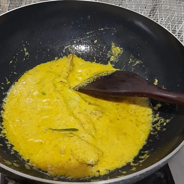 Tumis bumbu halus serai,lengkuas dan daun jeruk hingga wangi.