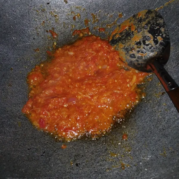 Panaskan minyak kemudian tumis bumbu halus sampai harum.
