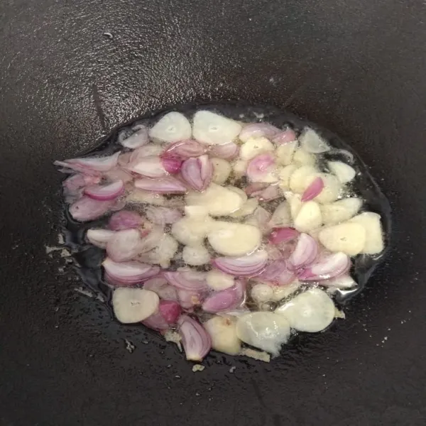 Panaskan minyak goreng, tumis bawang merah dan bawang putih hingga harum.