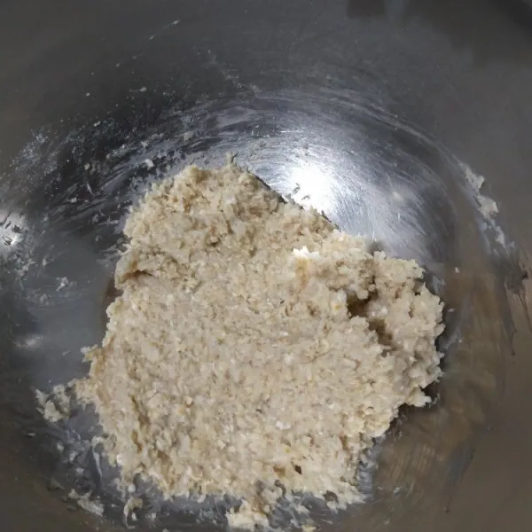 Campur oatmeal dengan air panas mendidih, aduk-aduk hingga menjadi bubur.