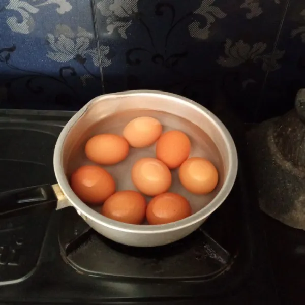 Rebus telur hingga matang kurang lebih selama 7 menit di hitung sejak air mendidih. Lalu kupas telur dan belah jadi 2.