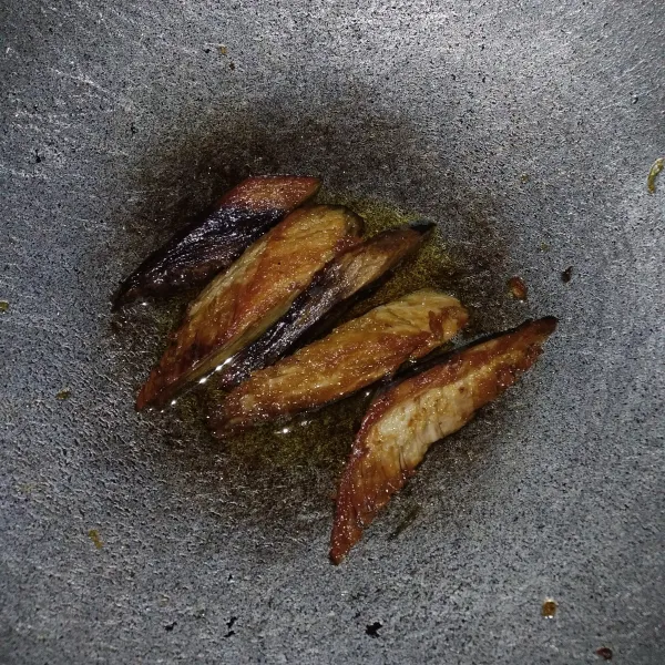 Goreng terlebih dahulu ikan, tiriskan.