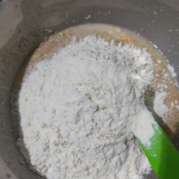Masukkan tepung terigu, tepung gandum, dan garam, lalu aduk rata.
