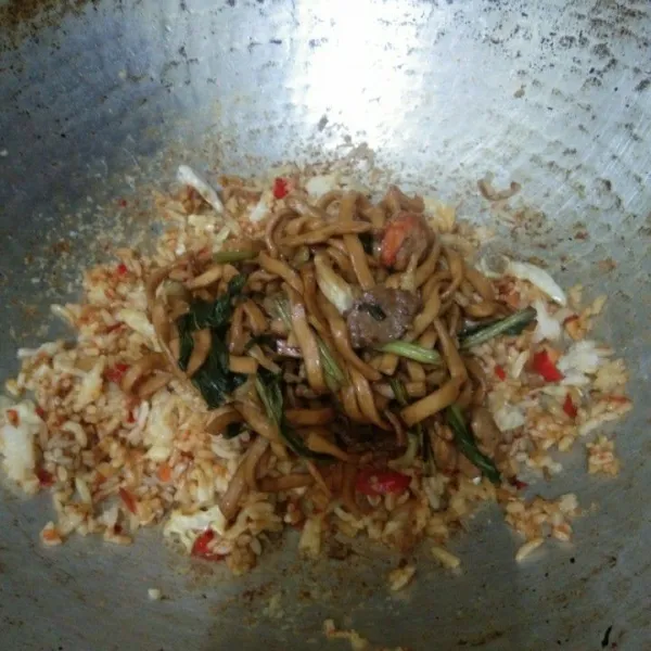 Masukkan mie goreng dalam wajan, lalu masak hingga matang.