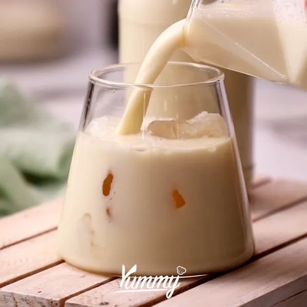 Sajikan susu kedelai saat hangat atau dengan tambahan es batu biar lebih segar.