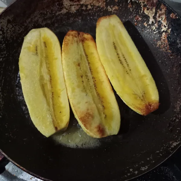 Panaskan margarin lalu panggang pisang hingga kedua sisi matang, angkat sisihkan.