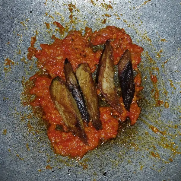 Masukkan, garam, kaldu bubuk, gula pasir, dan ikan yg sudah digoreng.