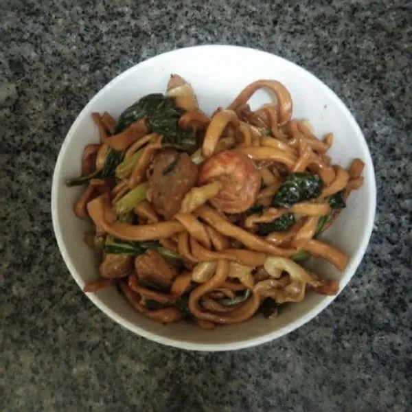 Siapkan mie goreng.