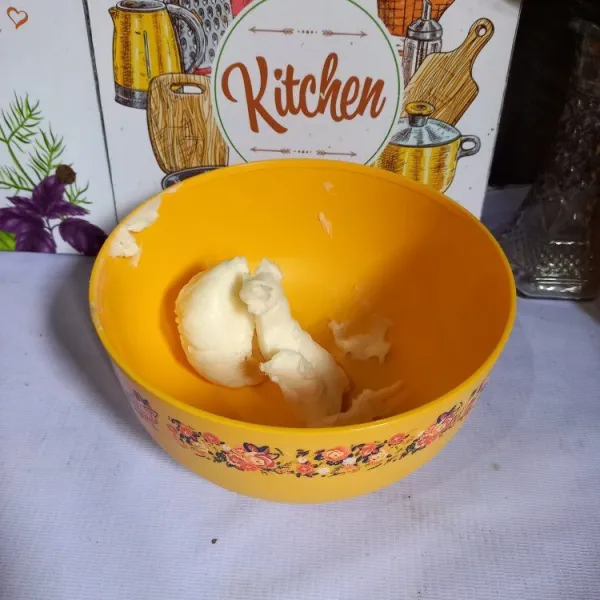 Masukkan mentega putih ke dalam bowl.