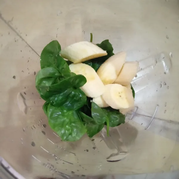 Masukkan es batu, Brazilian Spinach dan pisang ke dalam blender.