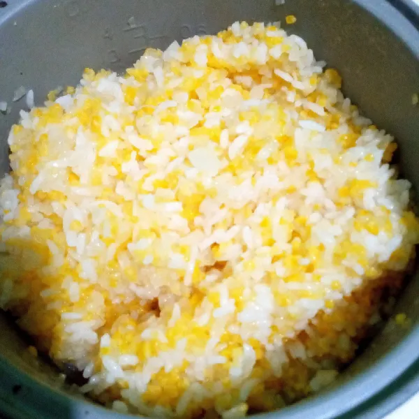 Setelah matang (knop terangkat) segera aduk selagi masih basah hingga tercampur sempurna. Tutup kembali rice cooker dan biarkan tanak selama 15 menit.