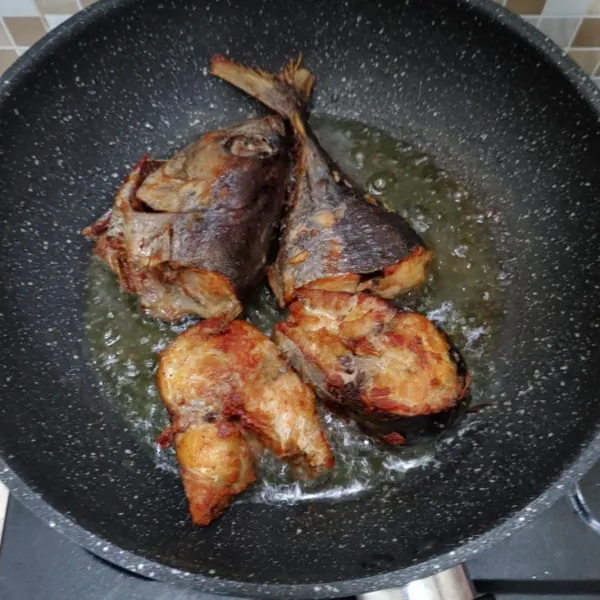 Panaskan wajan beri minyak secukupnya, lalu goreng ikan hingga matang dan garing angkat dan tiriskan.