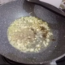 Lelehkan margarin, tumis bawang putih, dan bawang bombay hingga harum. Tambahkan air, lalu masukkan lada bubuk, saus tiram, minyak wijen, garam, dan gula pasir, aduk rata, cicipi rasanya.