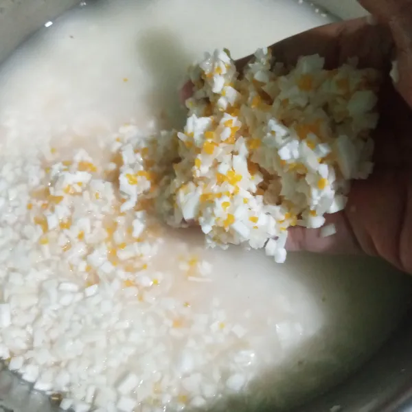 Dalam wadah campur beras, singkong, dan beras jagung. Lalu cuci bersamaan sampai bersih.