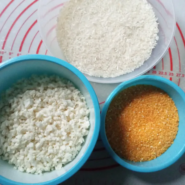 Siapkan bahan lainnya seperti beras dan beras jagung.