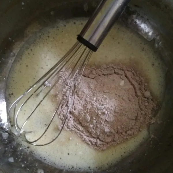 Tambahkan campuran tepung dan garam, lalu aduk balik.