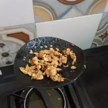 Kita siapkan dulu bahan taburan : geprek 4 siung bawang putih, lalu cincang halus. Panaskan minyak, goreng bawang putih hingga hampir kecokelatan, lalu angkat sebelum terlalu cokelat agar tidak gosong (karena setelah di angkat, bawang masih proses memasak), lalu tiriskan.