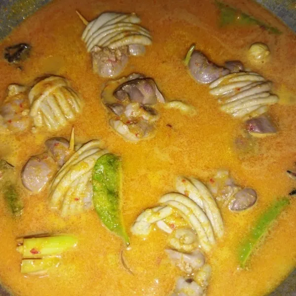 Aduk rata, lalu beri garam. Koreksi rasa, masak sambil sesekali di aduk-aduk.