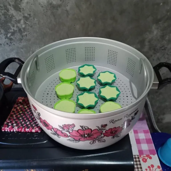 Apabila kukusan sudah beruap banyak. Masukkan cetakan dan kukus selama 10 menit. Setelah matang, kemudian angkat dan sajikan.