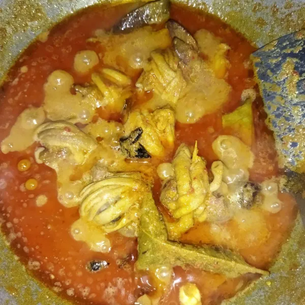 Masak hingga santan menyusut dan agak mengental, matikan api.