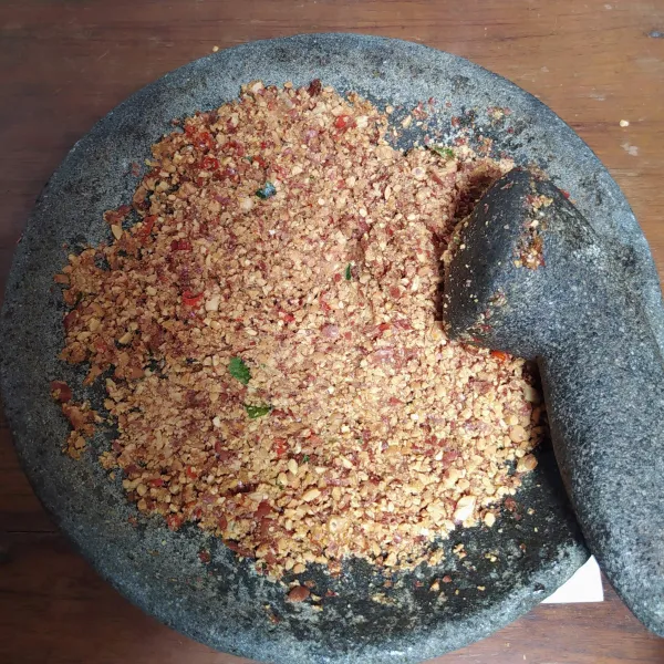 Kacang tanah diuleg kasar kemudian dicampur dengan bumbu.