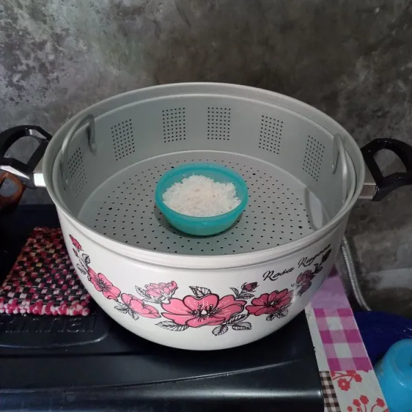 Campurkan kelapa parut, garam, dan tepung maizena. Kukus selama 10 menit.