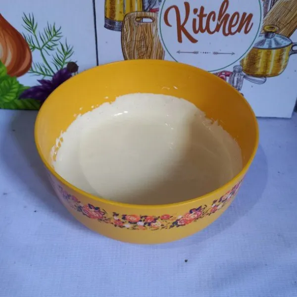 Mixer dengan kecepatan tinggi semua bahan A sampai adonan kental berjejak.