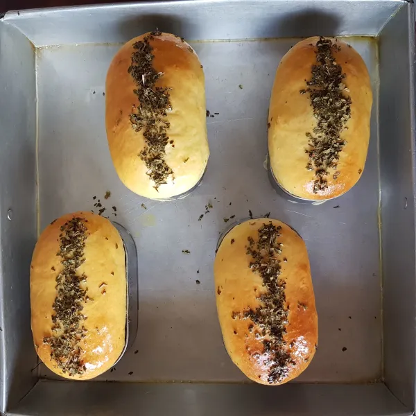Panggang roti dalam oven yang SUDAH PANAS, selama 25-30 menit (sesuaikan dengan oven masing-masing),dengan api sedang cenderung kecil dan dengan suhu 170°C. Setelah roti matang, keluarkan dari dalam oven dan oles permukaan atas roti dengan mentega cair. Roti siap disajikan.