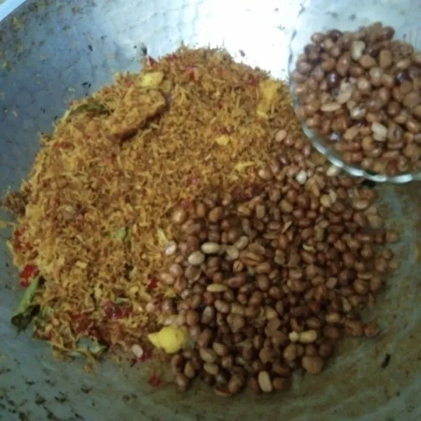 Campur bersama serundeng kelapa.