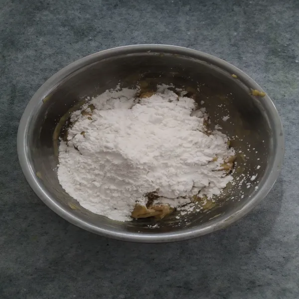 Masukkan 350 gram tepung tapioka, aduk hingga merata.