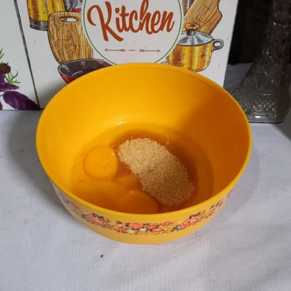 Masukkan telur, SP, dan gula pasir ke dalam mangkuk. Mixer dengan speed tinggi sampai kental berjejak.