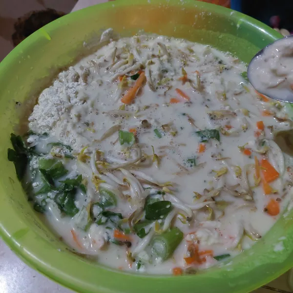 Beri bumbu halus dan beri air, lalu aduk rata. Cicipi rasanya dan kekentalannya.