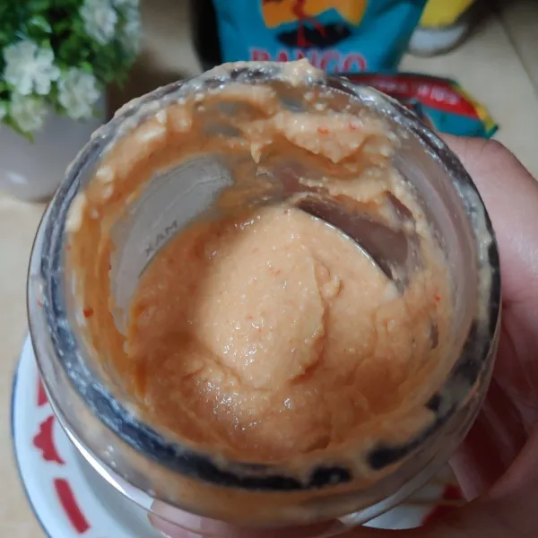Haluskan tempe bersama cabai merah dan bawang putih hingga halus.