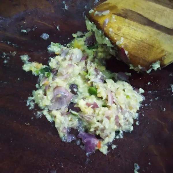 Haluskan semua bahan bumbu halus.