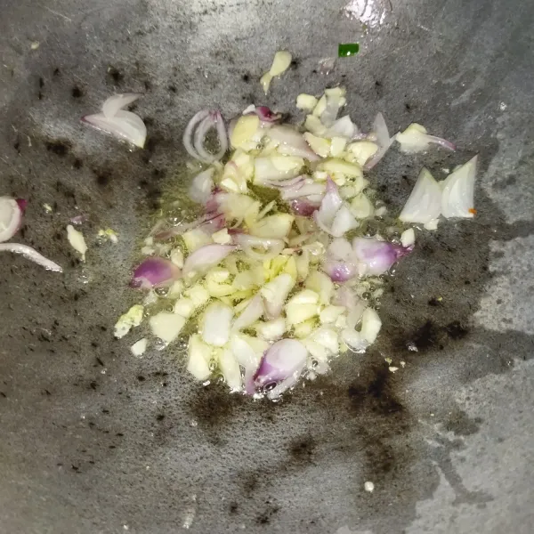 Lalu siapkan bawang putih dan bawang merah yang sudah di iris-iris, lalu tumis hingga harum.