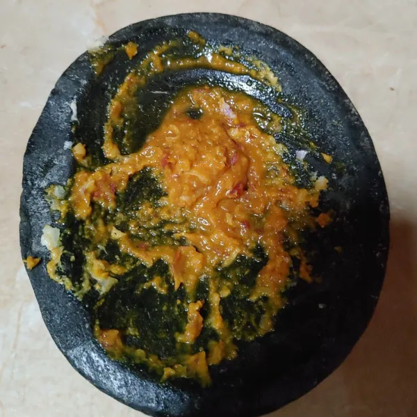 Kemudian haluskan bumbu.