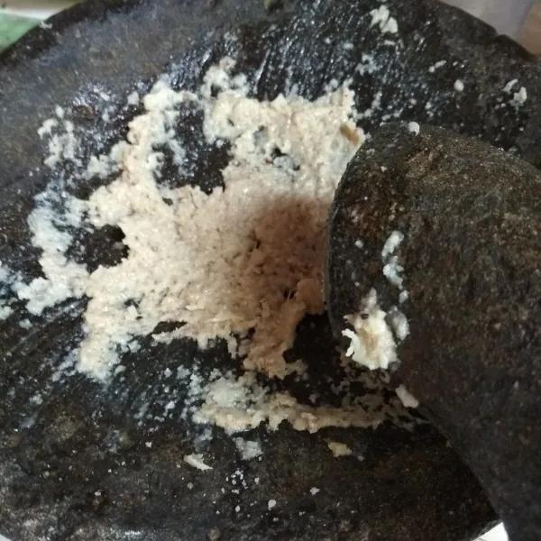 Siapkan bumbu halus.