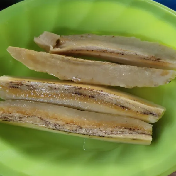 Kupas pisang dan belah memanjang menjadi 2 atau 4 bagian