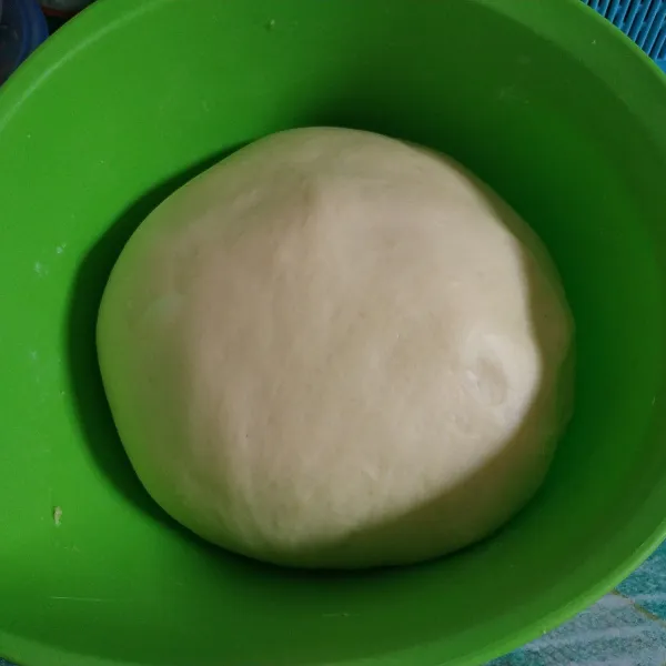 Kempiskan adonan yang telah mengembang, kemudian bagi menjadi 6 buah.