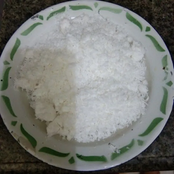 Siapkan kelapa parut.