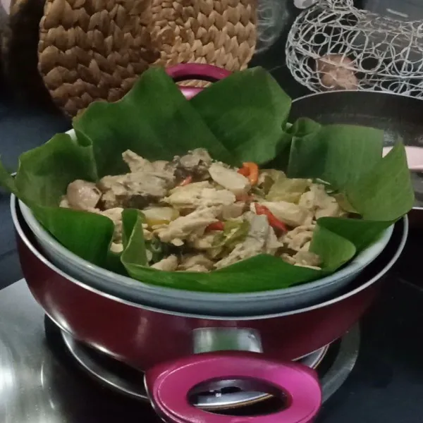 Pindahkan ayam kedalam wadah tahan panas yang dialasi daun pisang, lalu masukkan ke dandang, tutup atasnya dengan daun pisang.