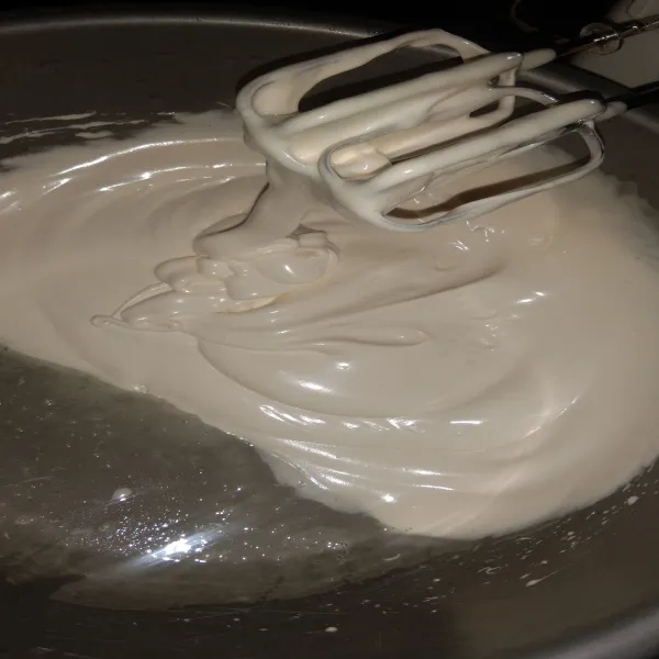 Mixer gula pasir, telur, dan SP sampai mengental putih berjejak.