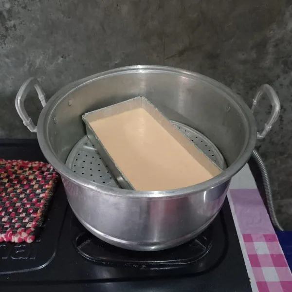 Tuang adonan bolu ke dalam cetakan, lalu hentakkan 1 atau 2 kali. Masukkan ke dalam kukusan yang sudah beruap banyak.