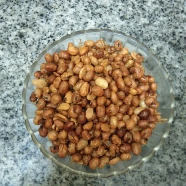 Siapkan kacang kedelai goreng.