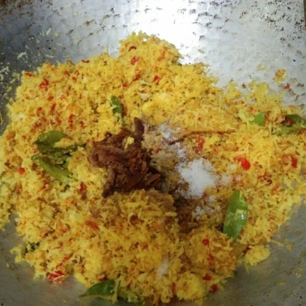 Tambahkan garam, gula merah, ketumbar bubuk, dan merica bubuk.