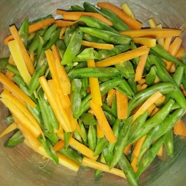 Siapkan buncis dan wortel  yang sudah di bilas, lalu dipotong-potong.