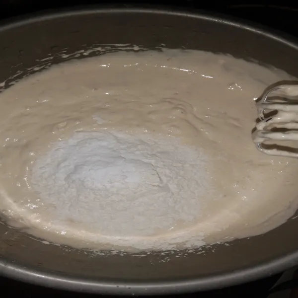 Tambahkan tepung terigu, garam, dan baking powder. Lalu mixer hingga semua tercampur rata.