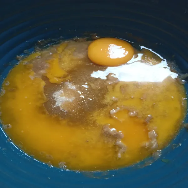 Di wadah lain haluskan pisang, tambahkan telur, gula pasir dan margarin cair, aduk sampai gula larut.
